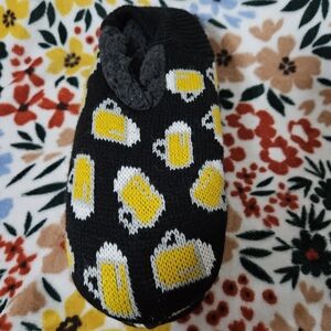 NWOT Black and Yellow Beer Mug Slip On Slippers